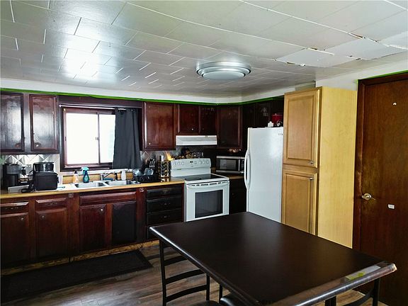 5th image of 328 3rd St