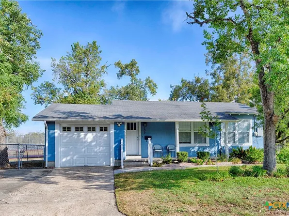 107 Crockett St, Hallettsville, TX 77964