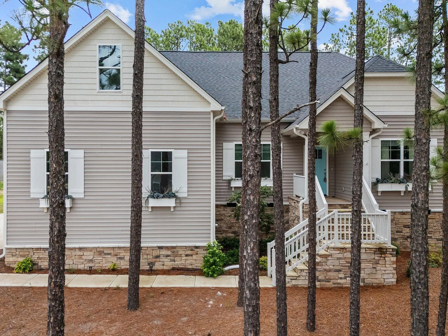 4 bed, 3.0 bath, 2320 sqft, $2,600 — Photo 2