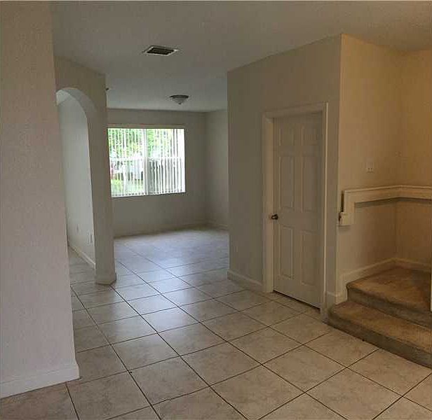 1st image of 208 SE 29th Ave Unit 10