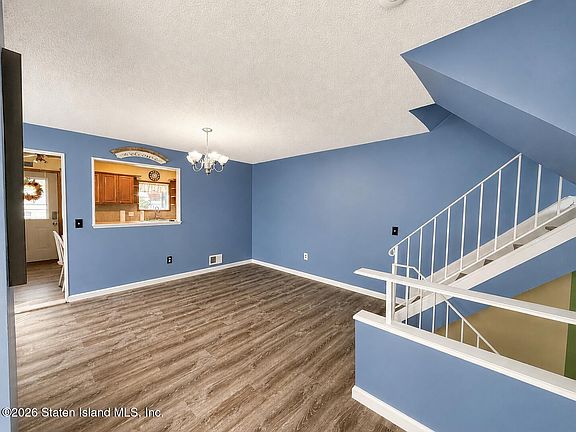 5th image of 98 Giffords Ln