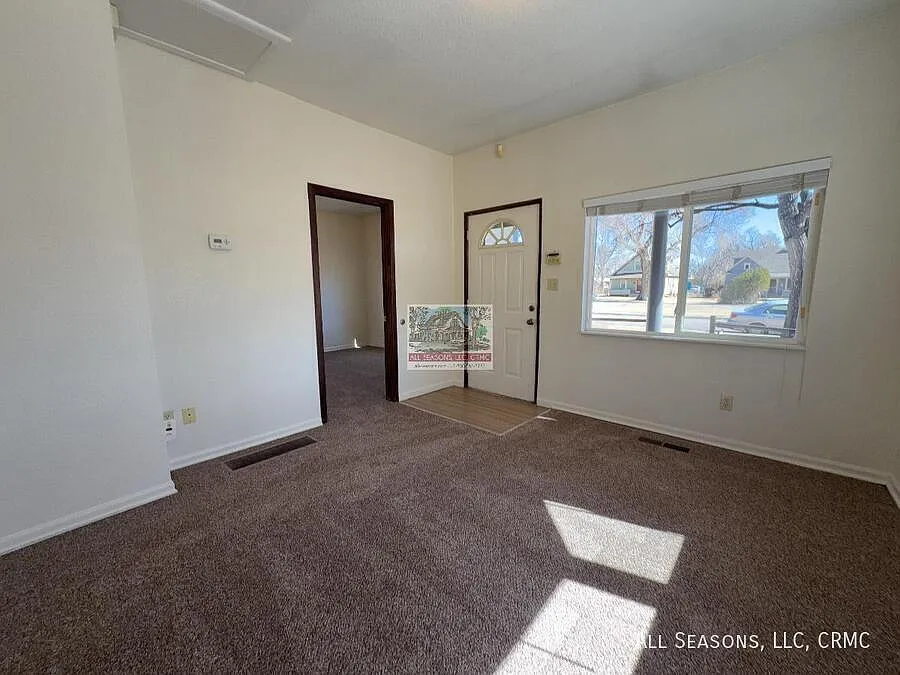 826 South Cascade Avenue — Photo 3