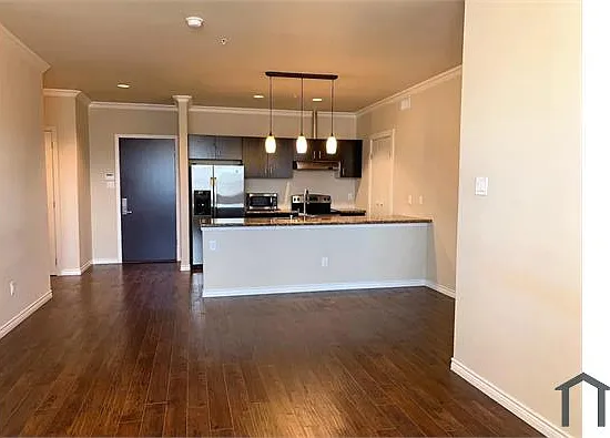 3 bed, 1300 sqft, $2,200 — Photo 2