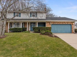 625 E Lakeview Dr, Oak Creek, WI 53154
