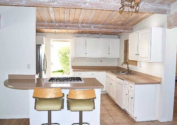 Open kitchen with breakfast bar
