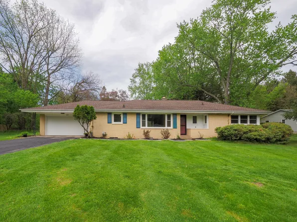 301 Maple St, Paw Paw, MI 49079