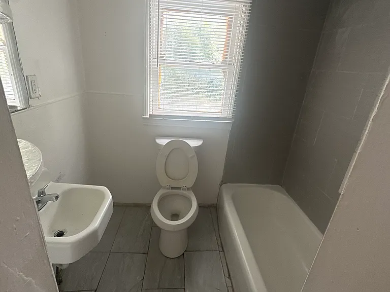 1010 Southern Ave — Photo 10