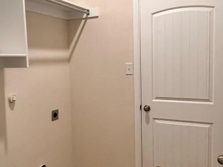 324 Greenhaven Dr — Photo 4