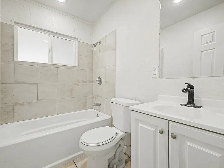 2433 E Cameron Vis — Photo 5