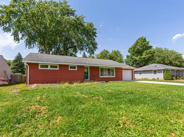366 N Waterville Ave, Le Center, MN 56057