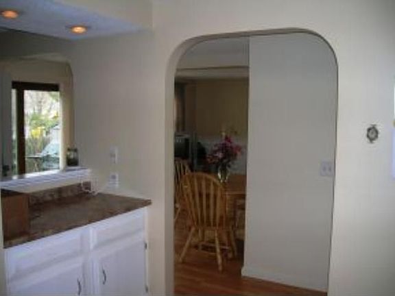4th image of 8 Kern Dr