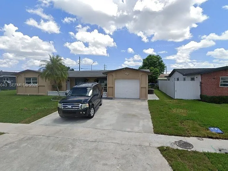 711 SW 64th Pkwy — Photo 1