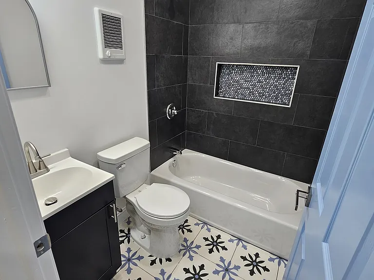1013 W Sedgley Ave #B — Photo 2