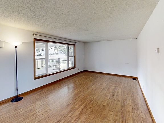 5th image of 801 Castle Rock St