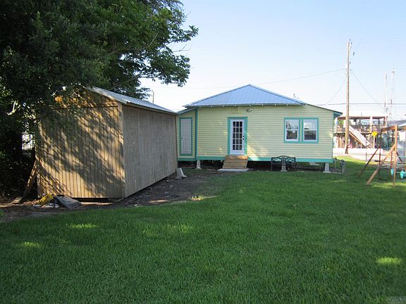 2nd image of 210 S Bayou Dr