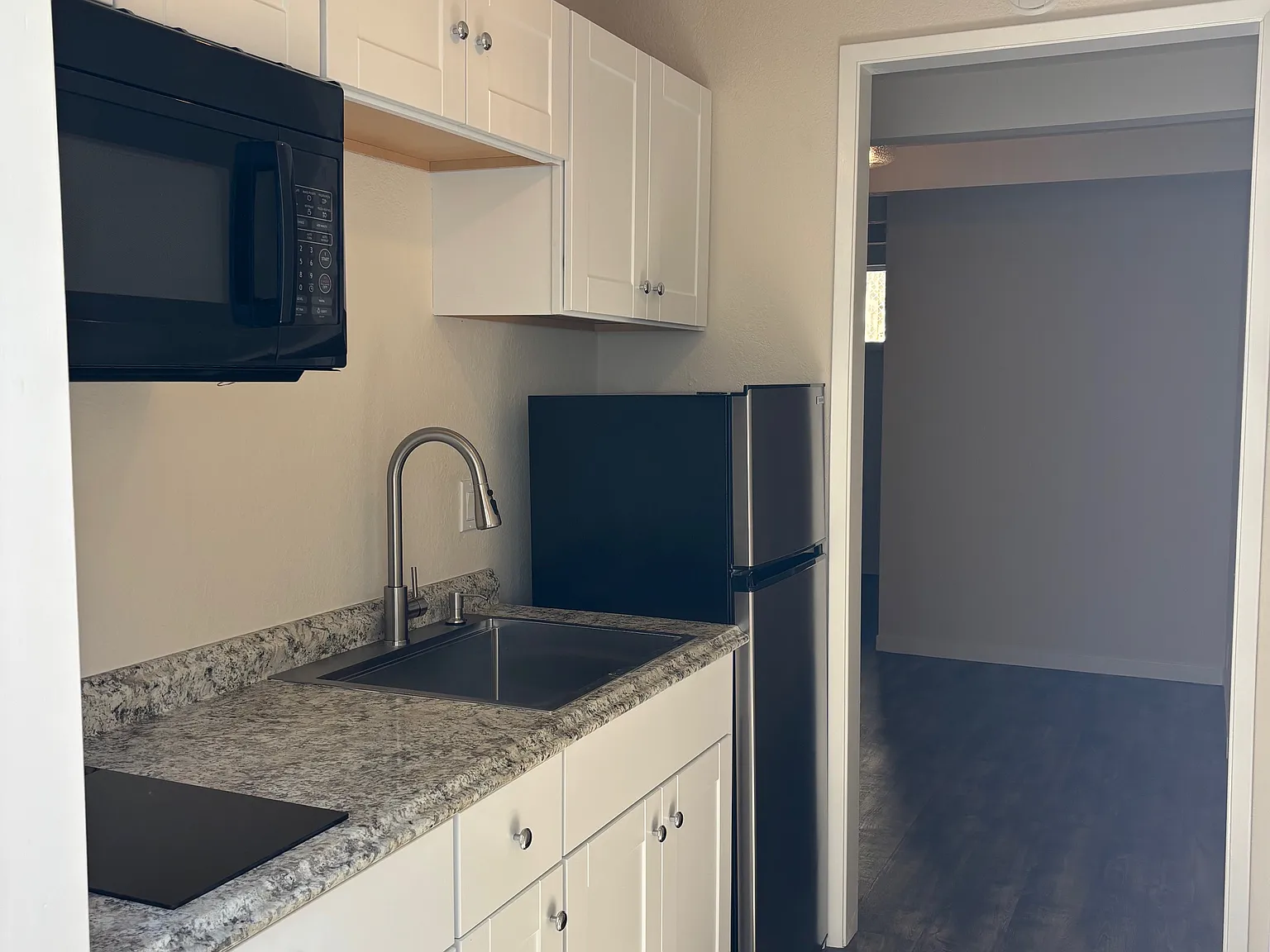 570 Belden Street - 574 — Photo 3