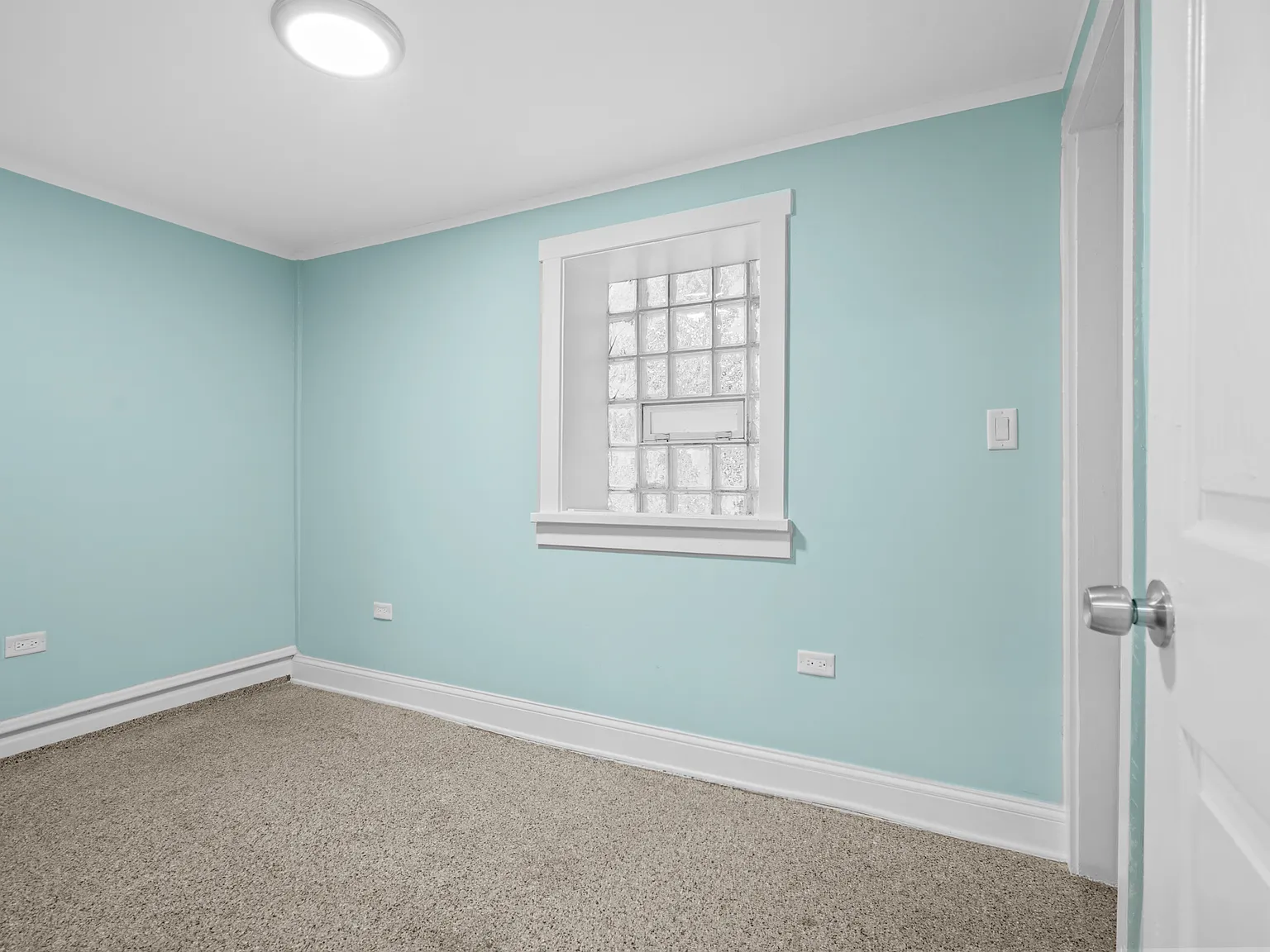 3 bed, 1000 sqft, $1,700 — Photo 3