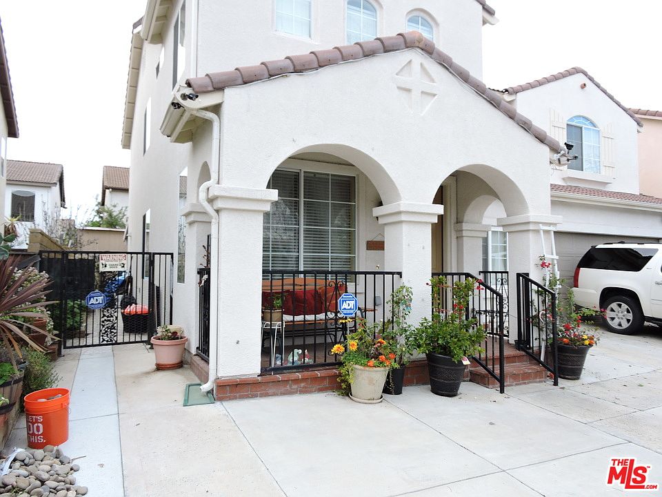 2nd image of 1143 Lombard St