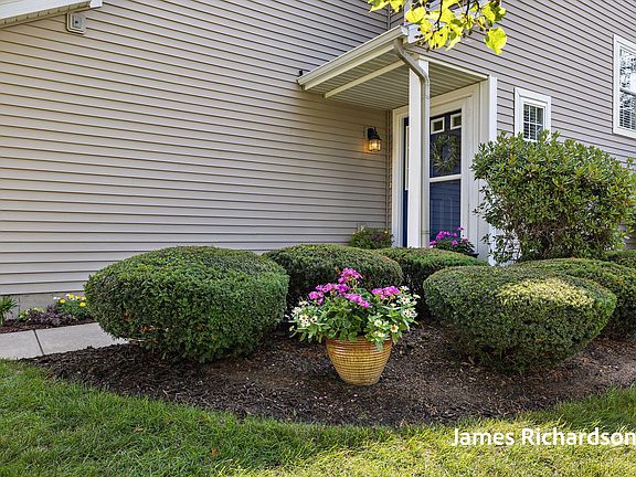 4th image of 15322 Broadmoor Pl