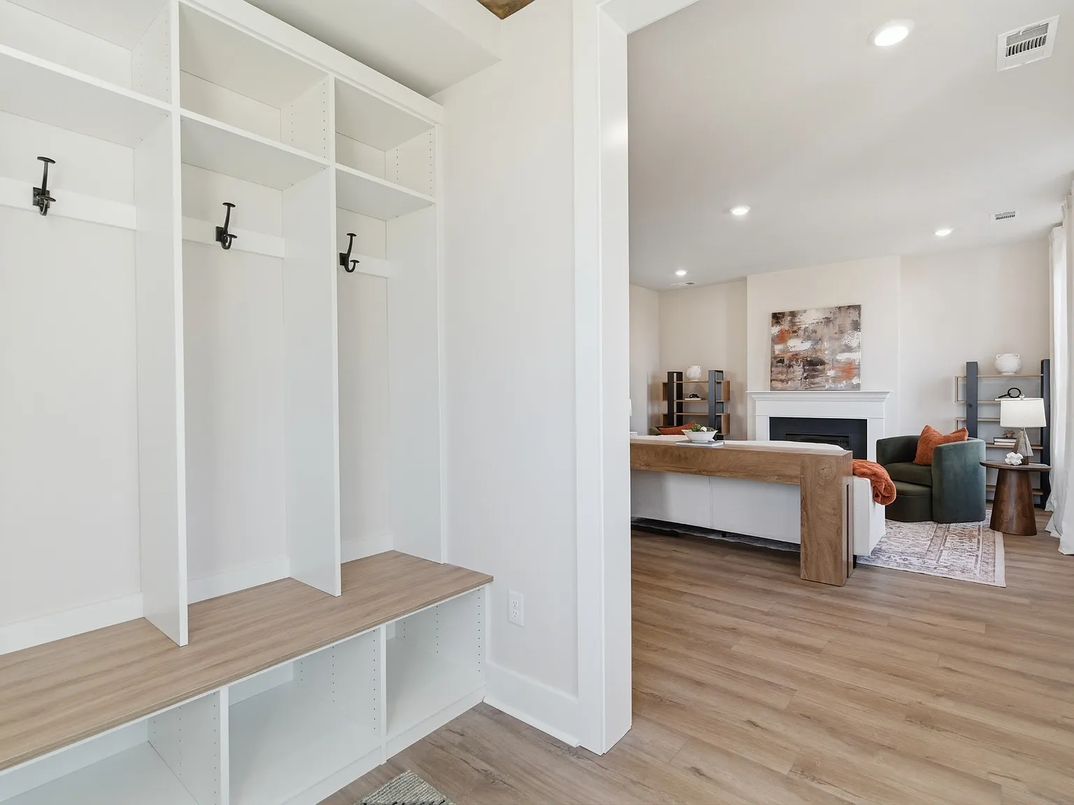 3 bed, 2.5 bath, 2084 sqft, $4,500 — Photo 4