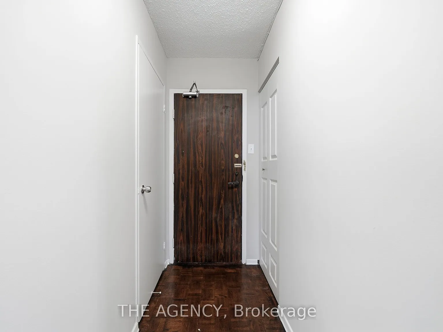 2350 Dundas St W — Photo 2