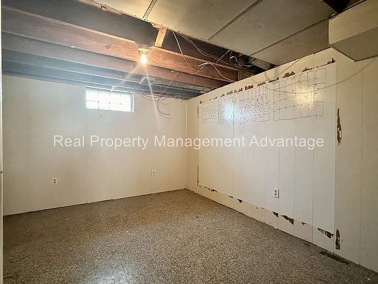 1596 Albany St — Photo 20