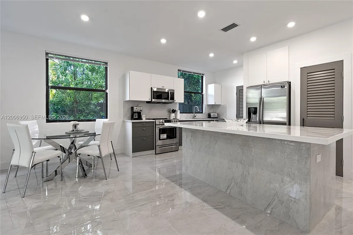 Building Photo - 2889 SW 33rd Ave #2889