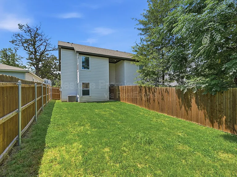 227 W Bond St — Photo 23