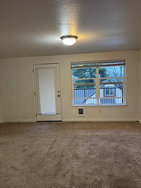 2 bed, 812 sqft, $1,300 — Photo 2