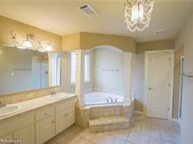 2537 N Vickers Pl — Photo 8