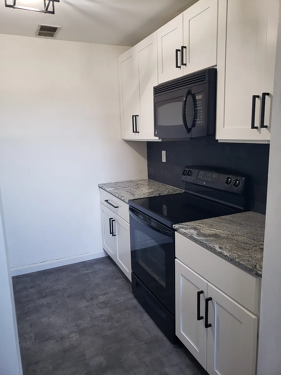 Building Photo - 3556 Shenandoah Ave #200