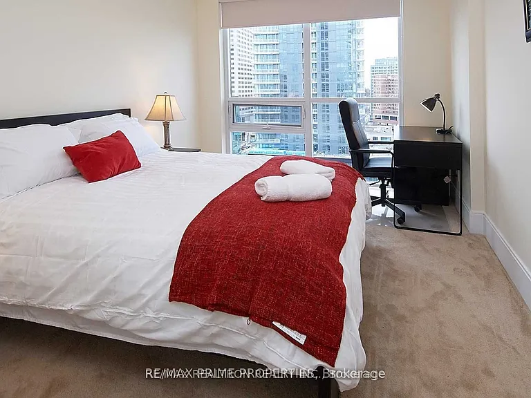 70 Roehampton Ave #1319 — Photo 10