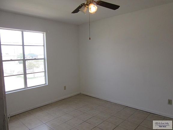 5th image of 906 Live Oak Cir APT A