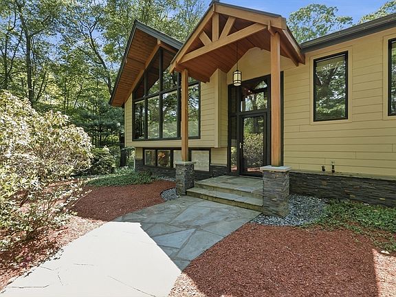 4th image of 26 Dennis Cir