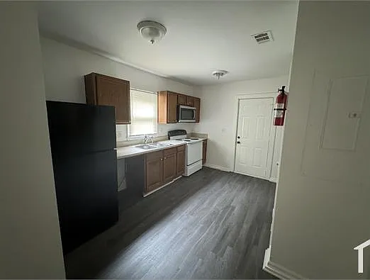 4 bed, $2,500 — Photo 3