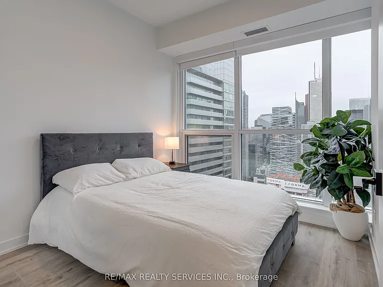 327 King St W #4106 — Photo 28