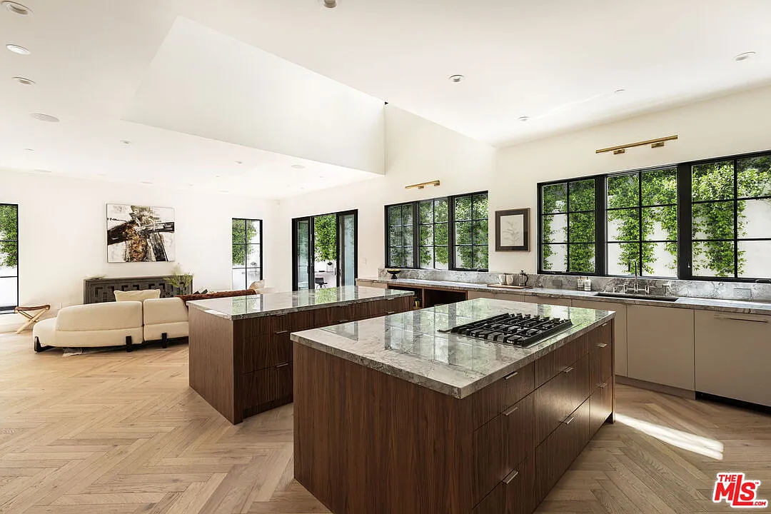 6 bed, 7.0 bath, 5750 sqft, $20,000 — Photo 4