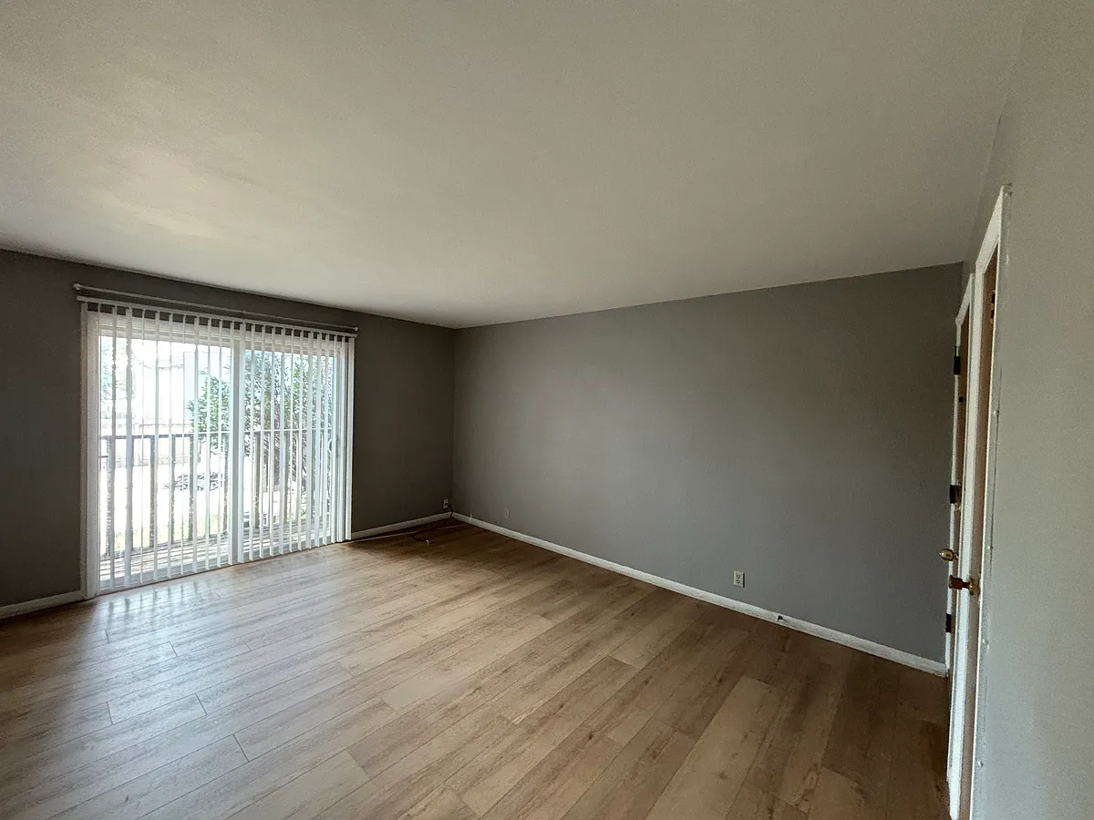 Building Photo - 907 E 12th Ave #225