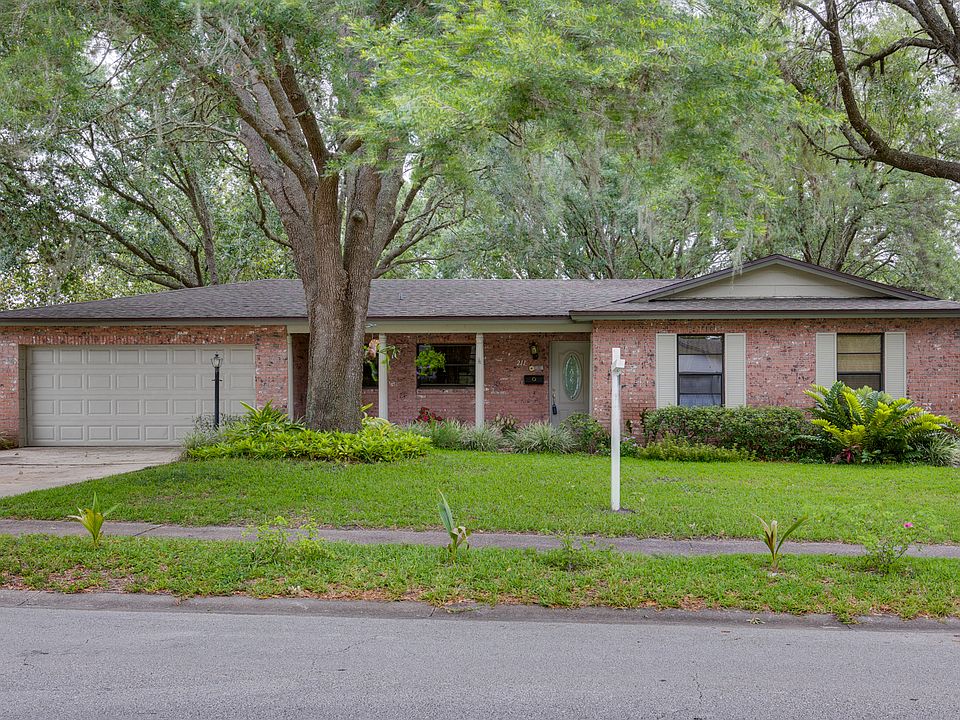 1st image of 211 Carriage Hill Dr