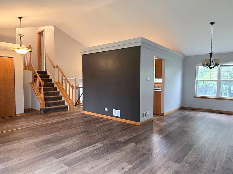409 Fairfax Ln — Photo 4