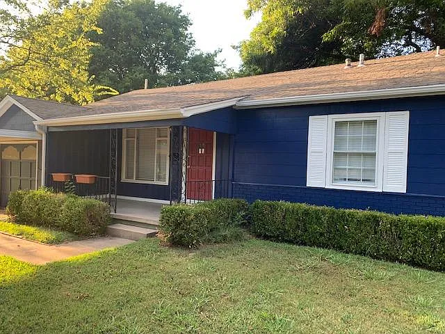 1519 E 46th Pl — Photo 2