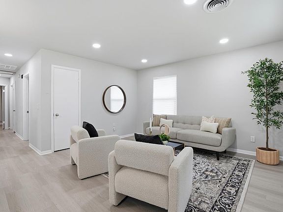 5th image of 2670 Louise Dr