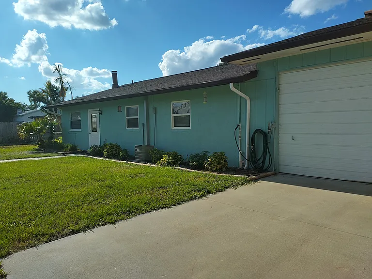 Back of cottage with 1 storage unit.