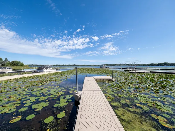 112 Peninsula Rd, Medicine Lake, MN 55441