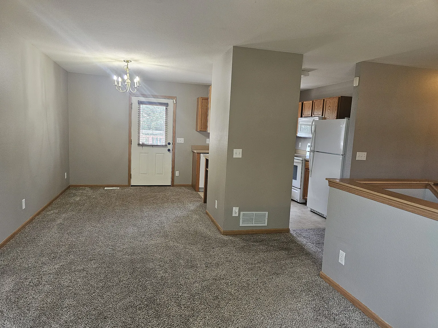 3 bed, 1348 sqft, $2,200 — Photo 2