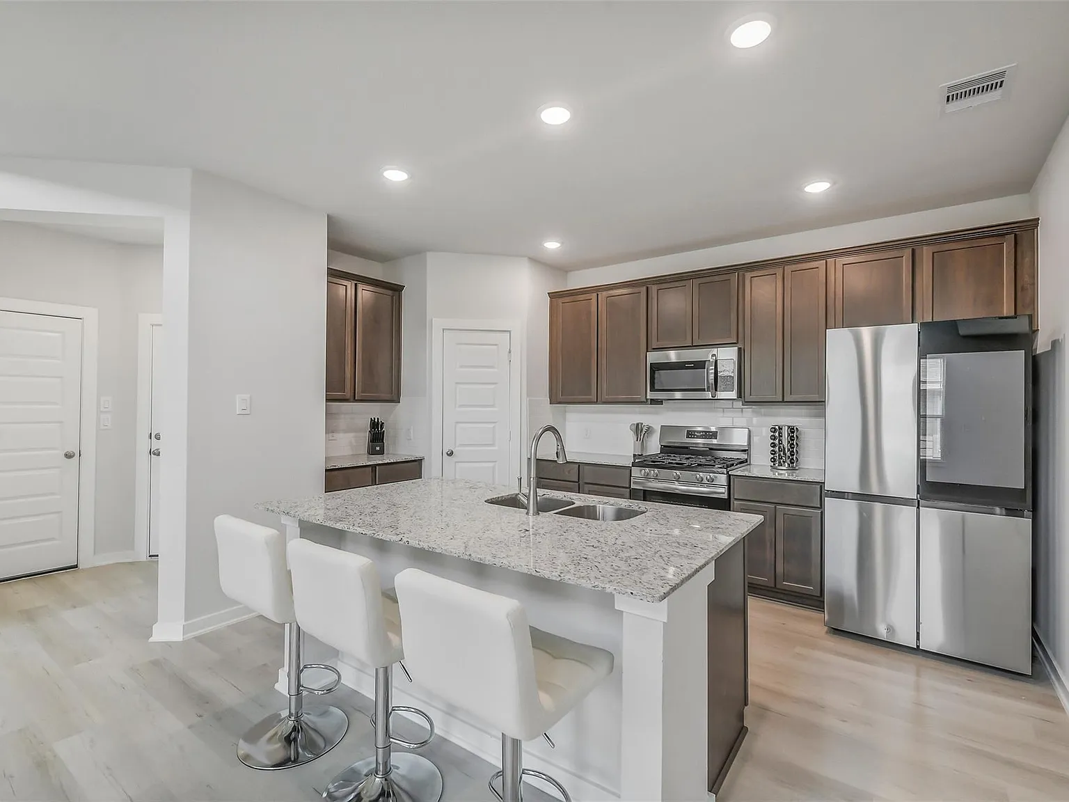 4 bed, 3.0 bath, 2084 sqft, $2,300 — Photo 4