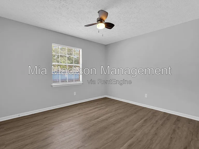 111 E Mell St #16 — Photo 20