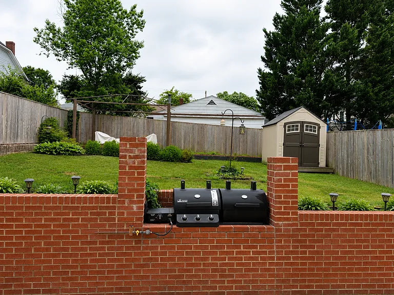 Back yard ( with grill)
