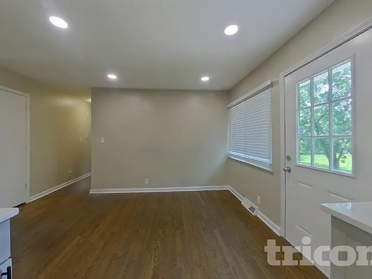 607 NE Darwin St — Photo 3
