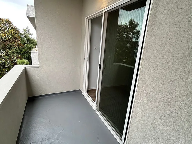 13860 Burbank Blvd — Photo 40